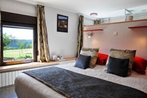 Tweepersoonskamer (La Pousse d'Or) | Luxe beddengoed, een minibar, een bureau, een strijkplank/strijkijzer