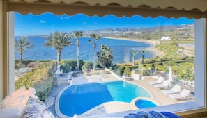 A pool with a view of the sea and hills. - Villa Oasis (Kissonerga)