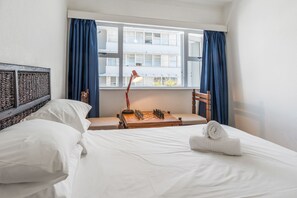 Apartamento estándar, 2 habitaciones, balcón, vistas a la ciudad | 2 dormitorios, ropa de cama de alta calidad, escritorio