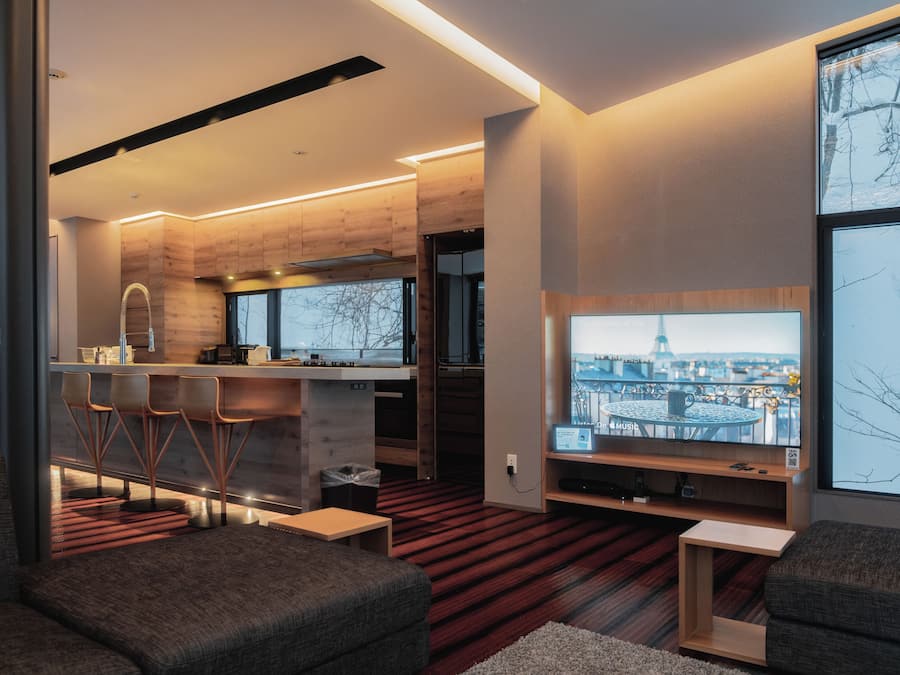 Geladeira, micro-ondas, cooktop, lava-louças