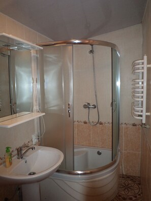Standard Quadruple Room | Pancuran Bilik Mandi