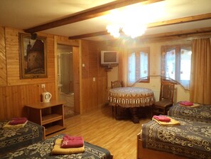 Quarto quádruplo standard | Berços (sobretaxa), Wi-Fi de cortesia, roupa de cama