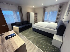 In-room safe, desk, iron/ironing board, cots/infant beds - Hotel Aquarius (Braunschweig)