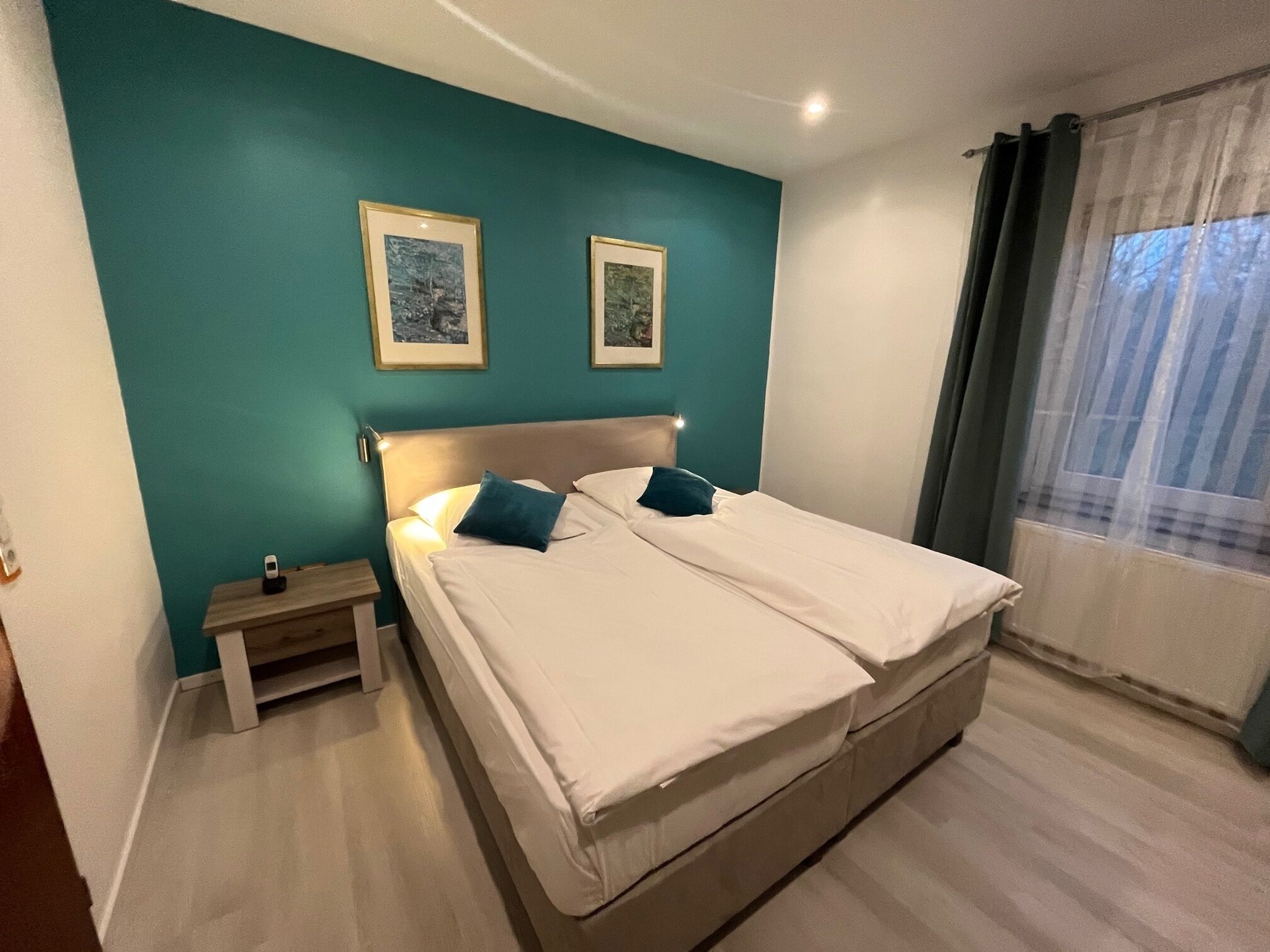 Tremannsrom | Safe på rommet, skrivebord, strykejern/-brett og barnesenger