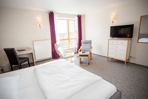 In-room safe, desk, iron/ironing board, cribs/infant beds - Hotel Aquarius (Braunschweig)