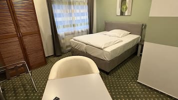 三人房 | 客房内保险箱、办公桌、熨斗/熨衣板、婴儿床