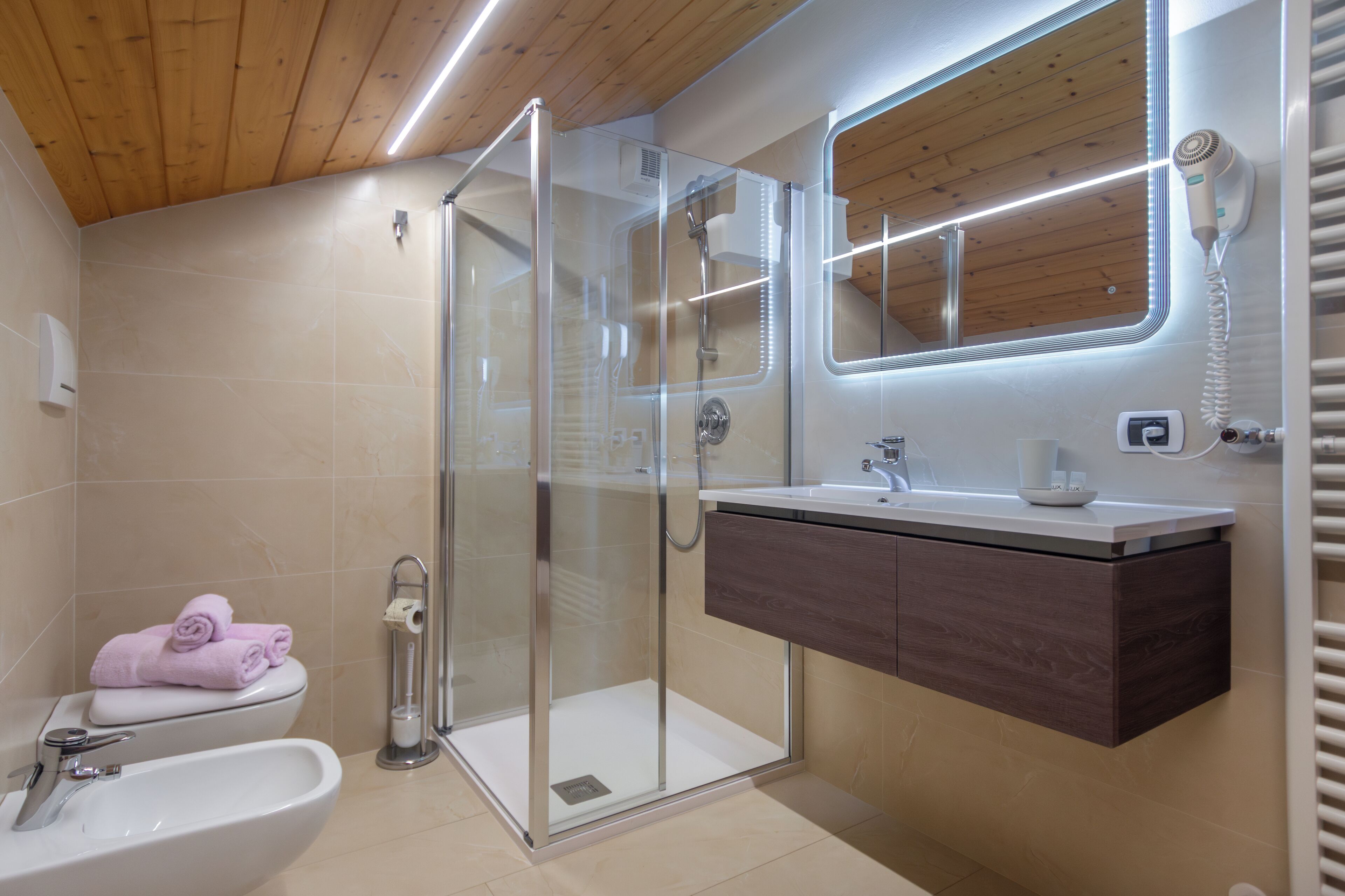 Deluxe-Studio, Bergblick | Badezimmer | Dusche, kostenlose Toilettenartikel, Haartrockner, Bidet