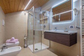 Deluxe Studio, Mountain View | Bathroom | Shower, free toiletries, hair dryer, bidet - FORESTO - holiday apartments (Tesero)
