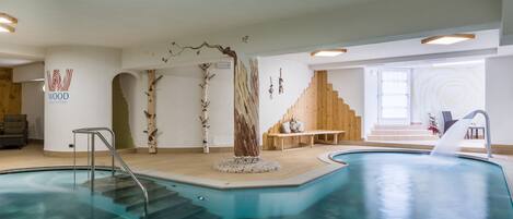 Piscine couverte, accès possible de 15 h 30 à 19 h 30, chaises longues