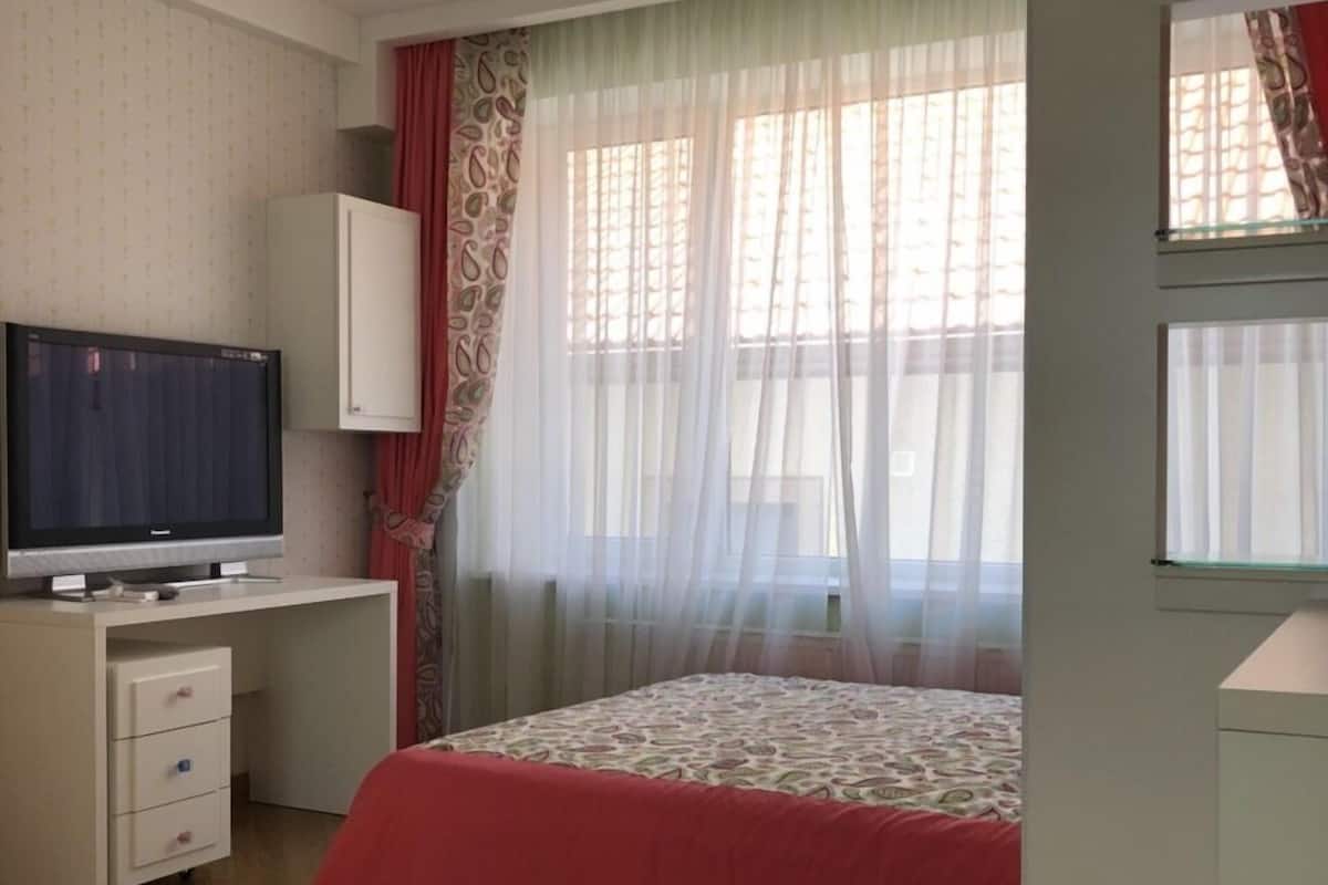 Premium tweepersoonskamer, 1 kingsize bed | 1 slaapkamer, luxe beddengoed, een minibar, een bureau