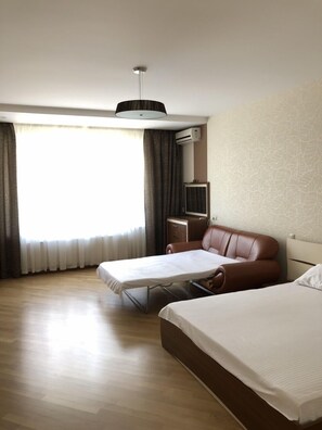 Premium Double Room, 1 Katil Raja (King) | 1 bilik tidur, peralatan tempat tidur premium, bar mini, meja
