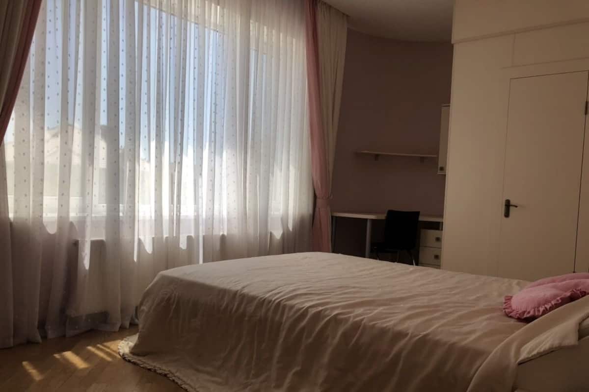 Premium tweepersoonskamer | 1 slaapkamer, luxe beddengoed, een minibar, een bureau