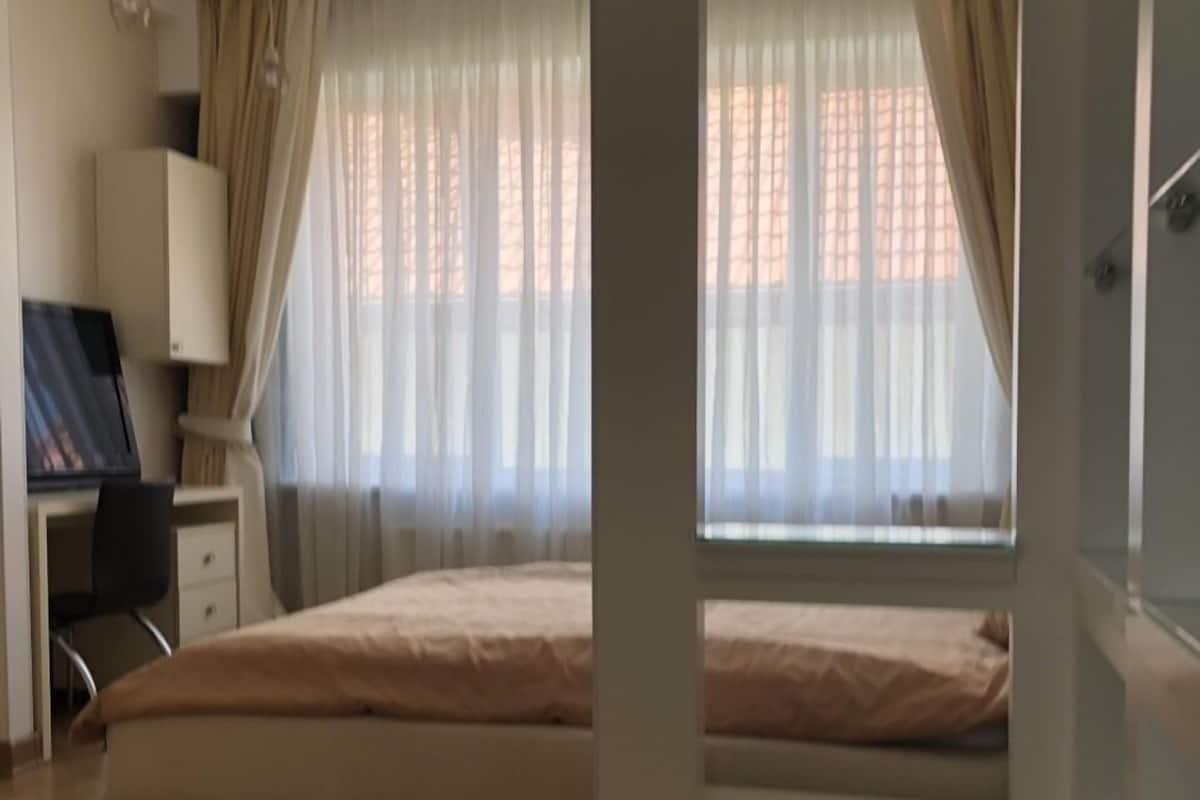 Premium tweepersoonskamer, 1 kingsize bed | 1 slaapkamer, luxe beddengoed, een minibar, een bureau