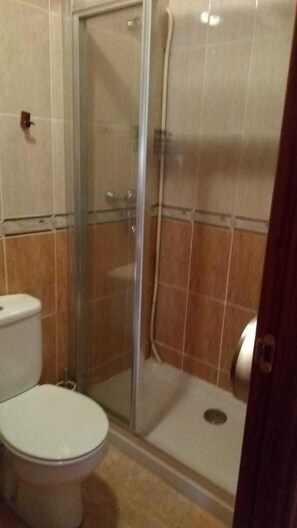 Double or Twin Room, 1 Double or 2 Single Beds | Bathroom | Shower, towels - Pension Restaurante La Liebre (Salamanca)