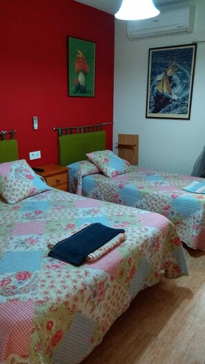 Double or Twin Room, 1 Double or 2 Single Beds | Free WiFi, bed sheets - Pension Restaurante La Liebre (Salamanca)