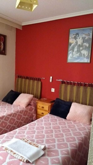Double or Twin Room, 1 Double or 2 Single Beds | Free WiFi, bed sheets - Pension Restaurante La Liebre (Salamanca)