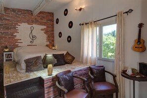 Individually decorated, individually furnished, desk, soundproofing