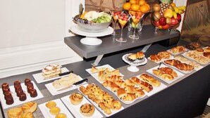 A buffet table with various pastries, fruits, and beverages. - Chateau Pontet d'Eyrans & Spa (Eyrans)