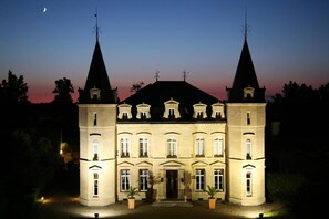 Front of property – evening/night - Chateau Pontet d'Eyrans & Spa (Eyrans)