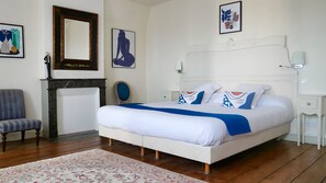 Phòng đôi Superior | Trang trí khác biệt, trang bị nội thất với thiết kế riêng biệt, bàn 