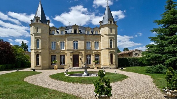 A large, historic building with two prominent towers, a central entrance, and a circular driveway leading to a fountain. - Chateau Pontet d'Eyrans & Spa (Eyrans)