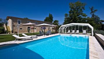 Een binnenzwembad en ligstoelen