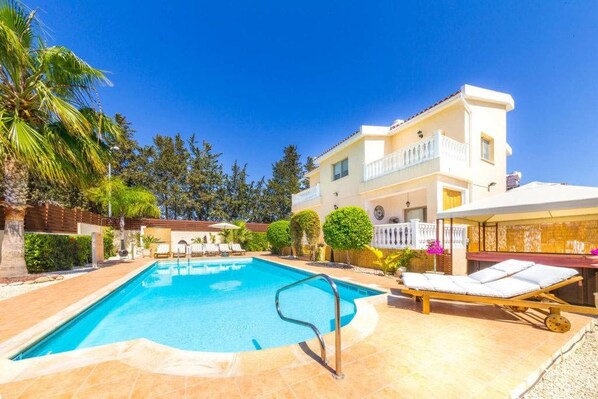 Außenpool, Liegestühle