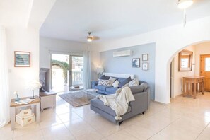 Villa | Wohnzimmer | 55-Zoll-Smart-TV mit Satellitenempfang, Fernseher, Videospielkonsole