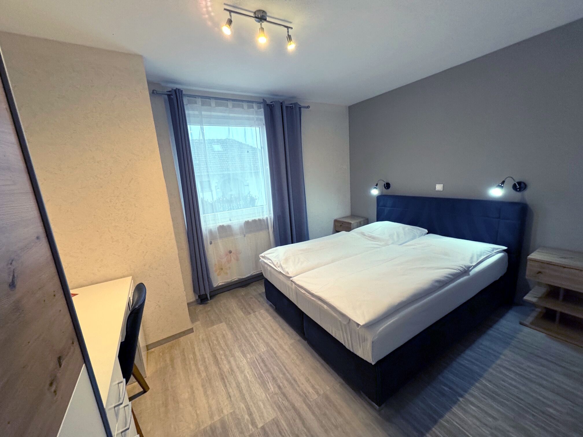 Dobbeltrom | Skrivebord, barnesenger og ekstrasenger (mot et tillegg)