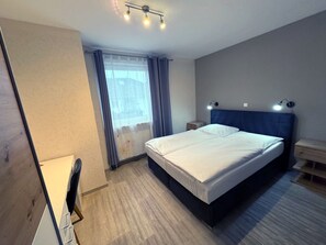 Double Room | Desk, cribs/infant beds, rollaway beds, free WiFi - Hotel Weinberg (Cremlingen)