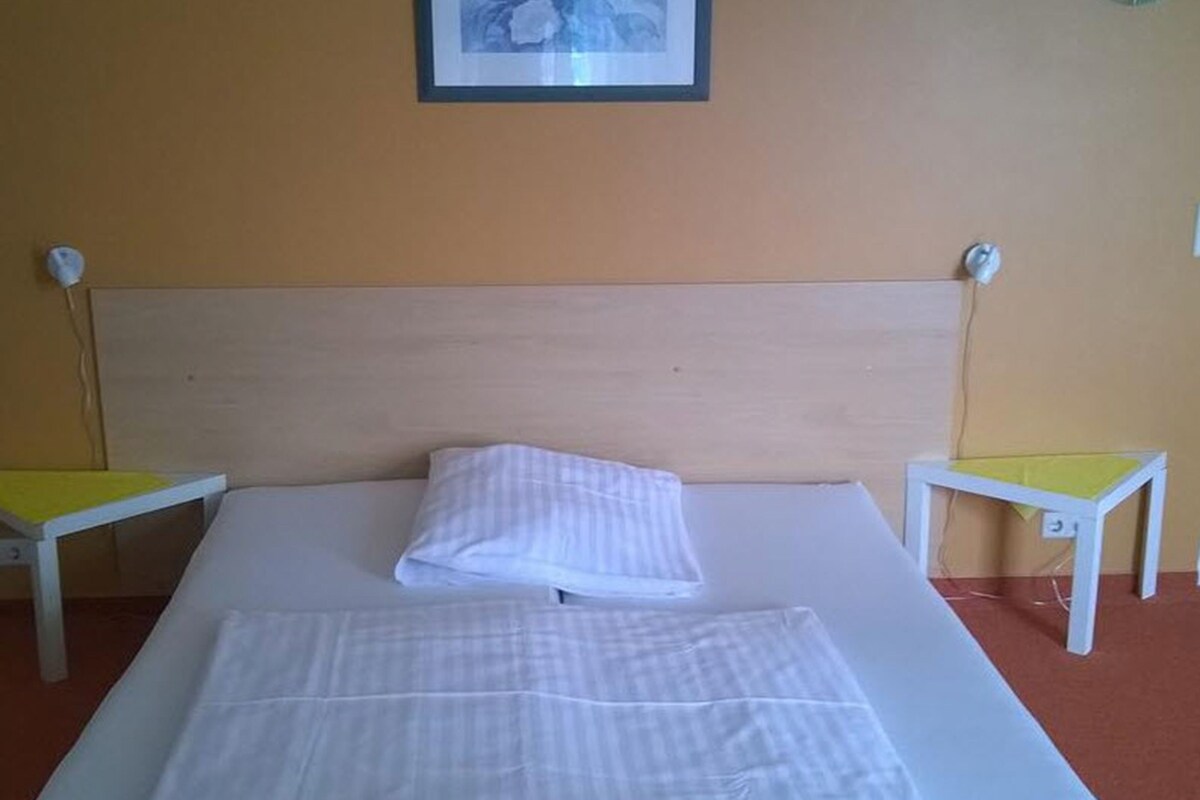 Escritorio, cunas, camas plegables/adicionales y wifi gratis 