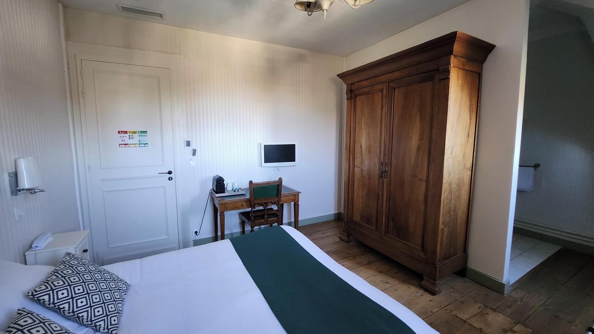 Habitación doble tradicional | Decoración personalizada, muebles diferentes y escritorio 