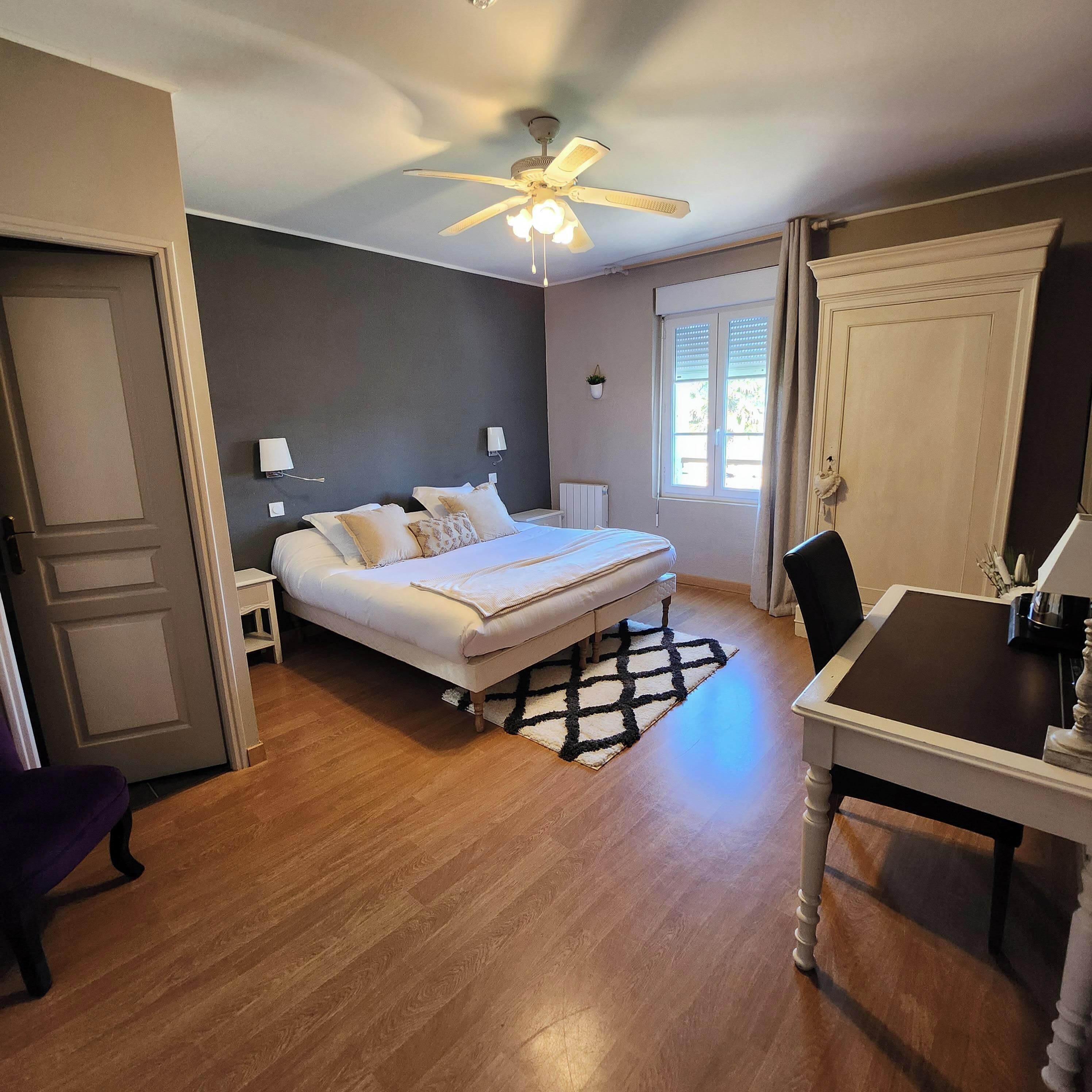 double room, 1 king bed (tendance) | individually decorated, individually furnished, desk, laptop workspace