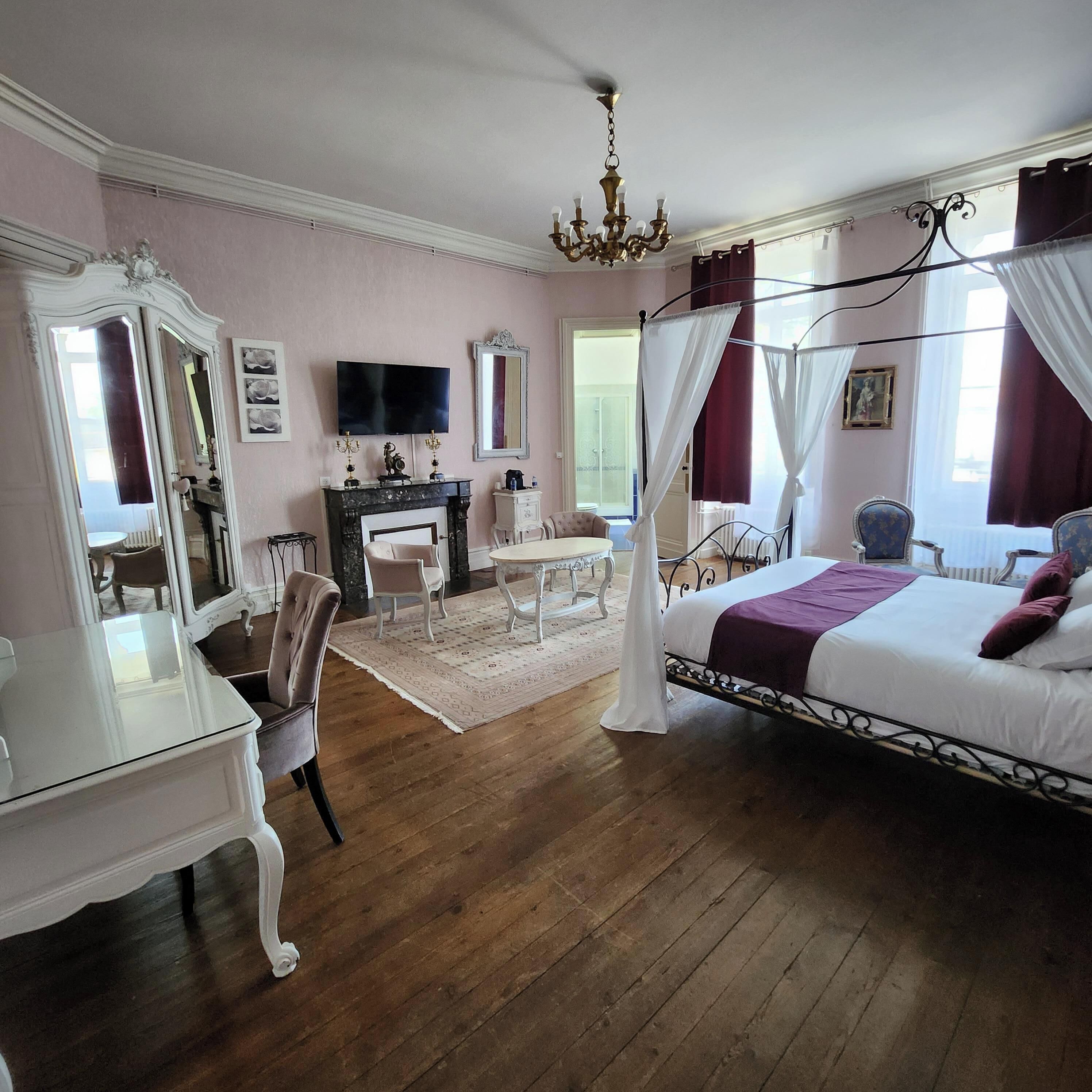 Suite Royal | Decoración personalizada, muebles diferentes y escritorio 