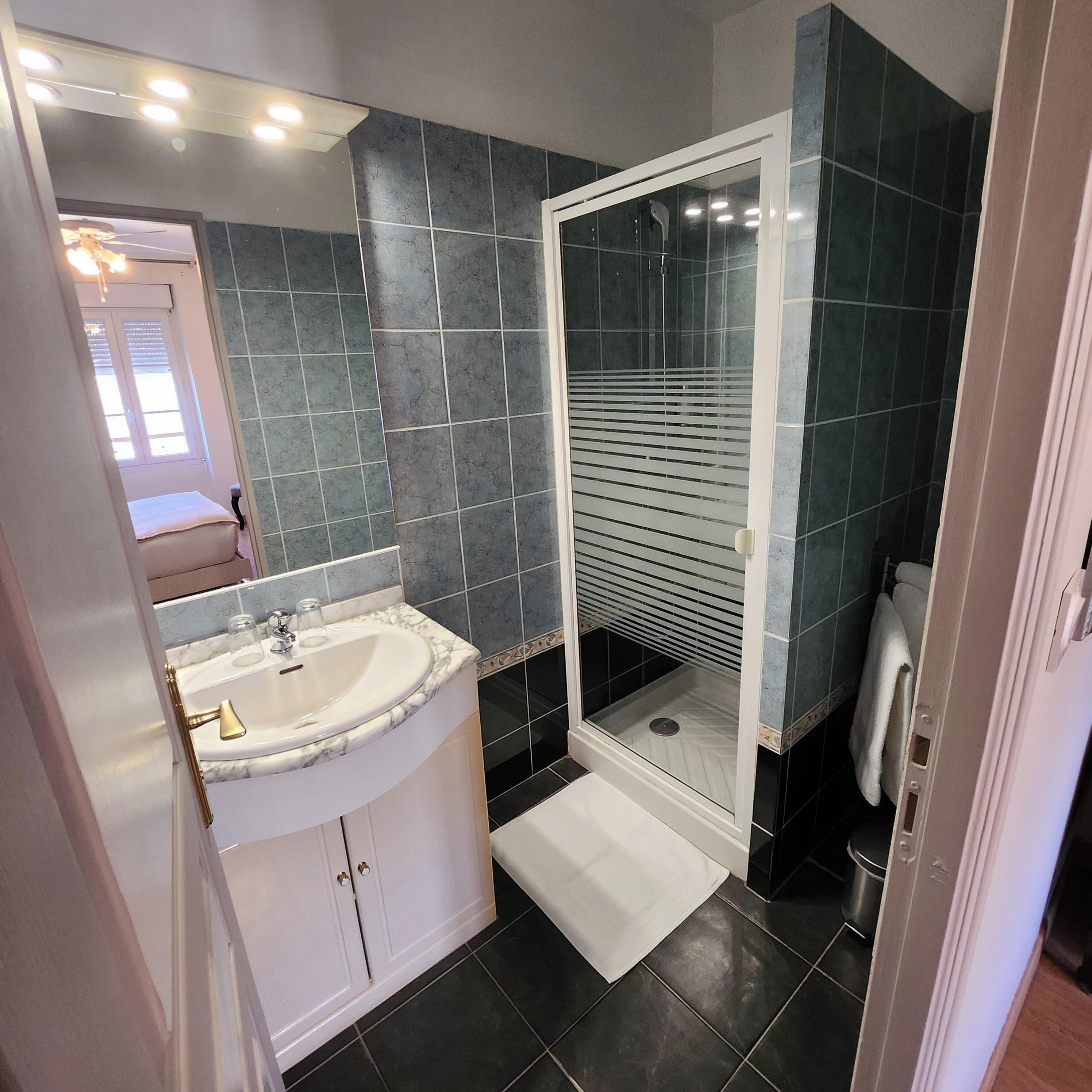 double room, garden view (charme) | bathroom | shower, free toiletries, hair dryer, towels