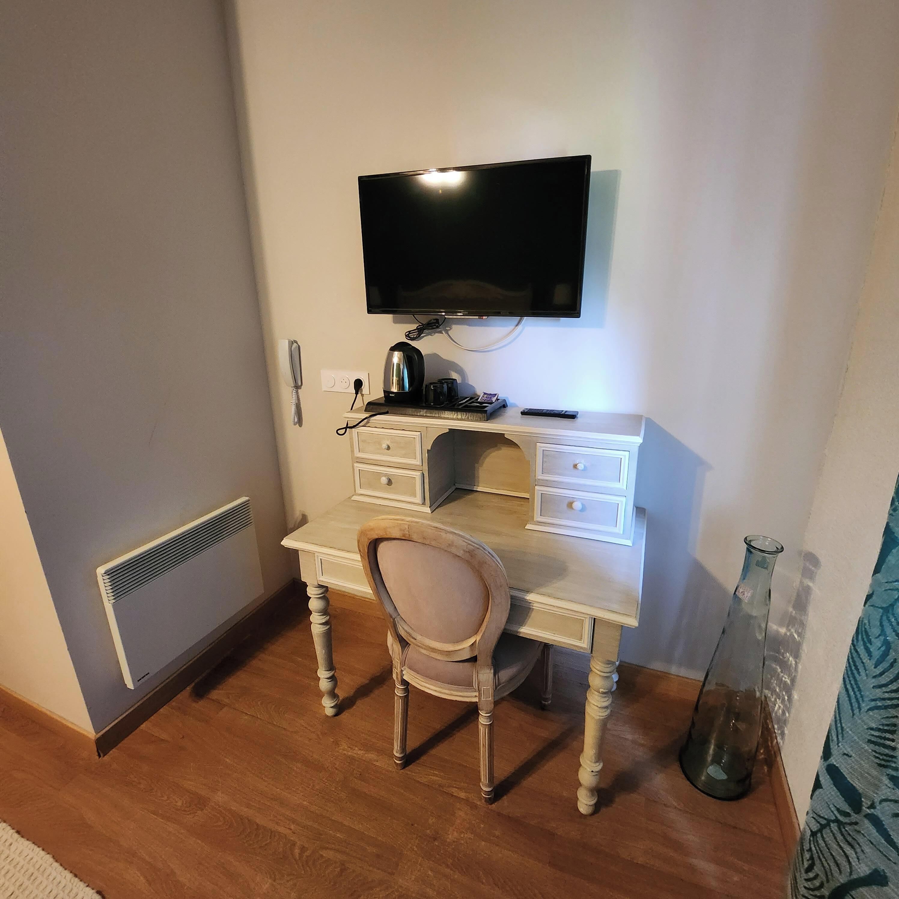 double room, garden view (charme) | individually decorated, individually furnished, desk, laptop workspace