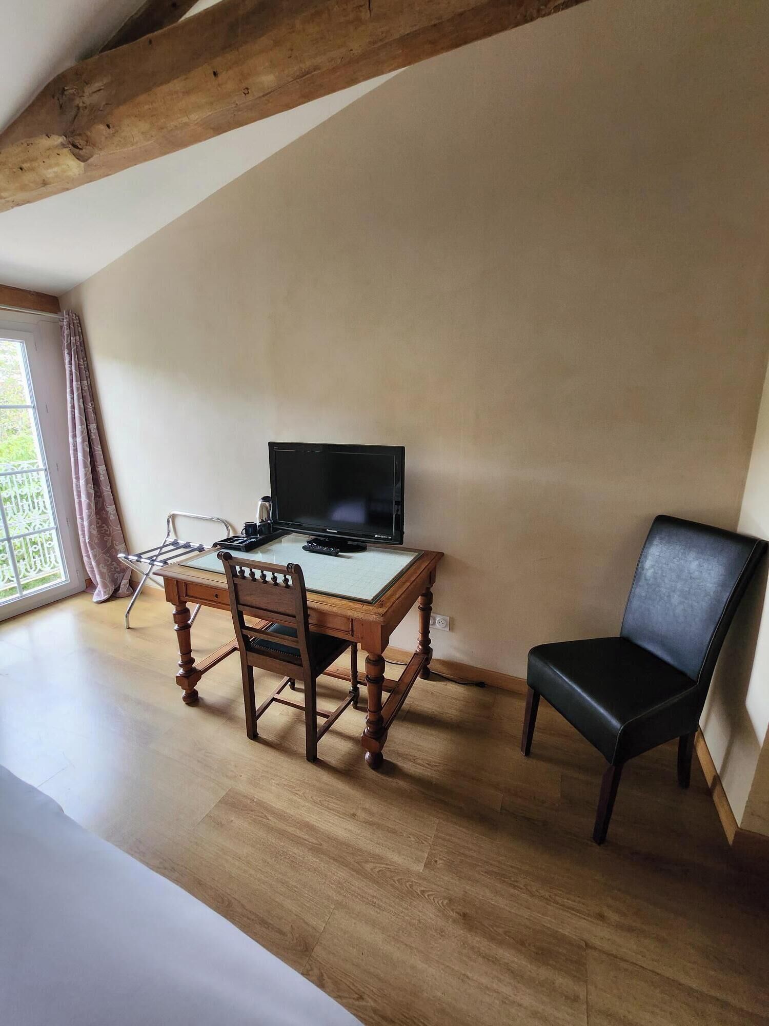 comfort room, 1 king bed (cottage) | individually decorated, individually furnished, desk, laptop workspace