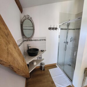 Chambre Confort, 1 très grand lit (Cottage) | Salle de bain | Douche, séchoir à cheveux, serviettes fournies, savon