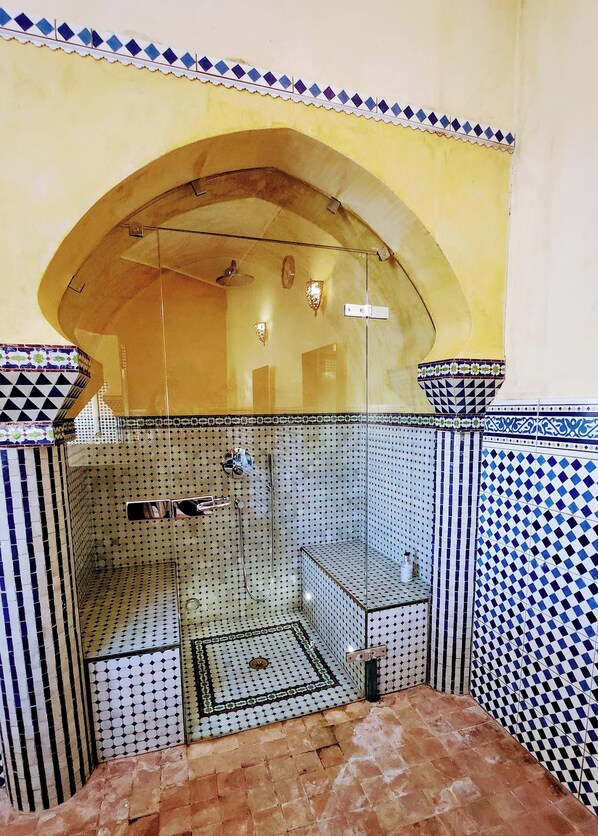 Deep-tissue massages, massages