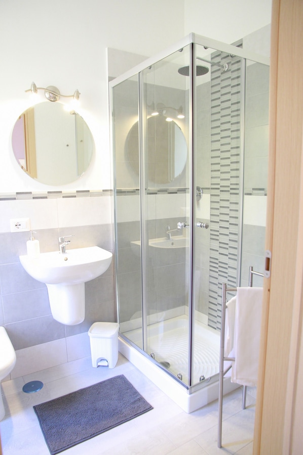 Double Room, Balcony | Bathroom | Shower, free toiletries, hair dryer, bidet - B&B BuonaLuna Salerno (Salerno)