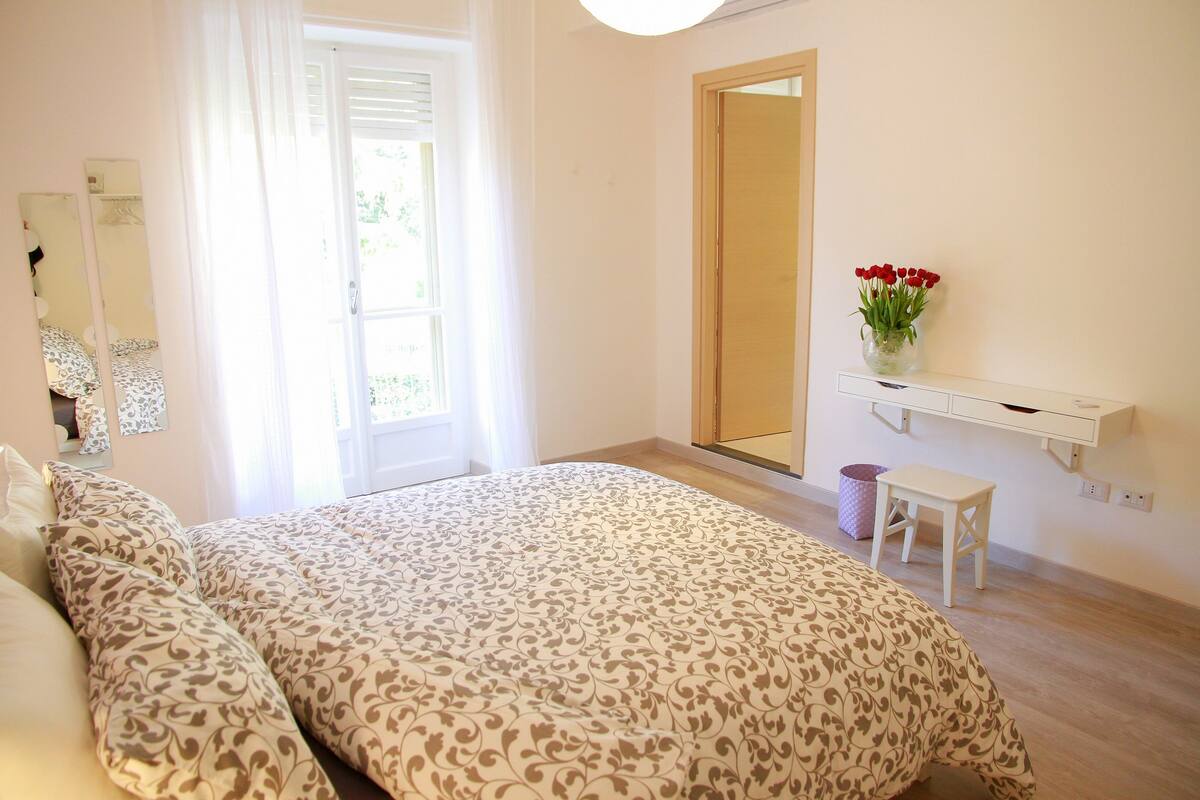Habitación doble, balcón | Ropa de cama de alta calidad, escritorio, wifi gratis