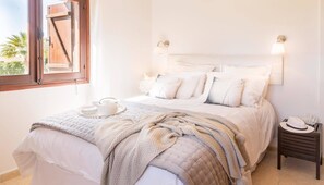 Villa, 3 Schlafzimmer, eigener Pool, Meerblick | 3 Schlafzimmer, Zimmersafe, Bügeleisen/Bügelbrett, Zustellbetten