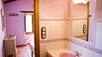 House, 5 Bedrooms, Private Pool | Bathroom | Towels