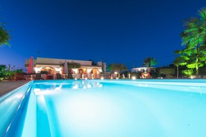 Une piscine avec un bâtiment en arrière-plan.