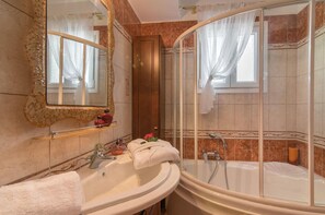 Villa, 4 chambres | Salle de bain | Articles de toilette (gratuits), séchoir à cheveux, peignoirs