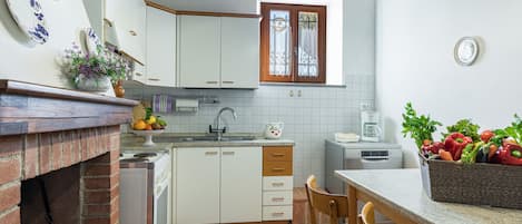 Familienapartment, 2 Schlafzimmer | Eigene Küche | Kühlschrank, Ofen, Herdplatte, Wasserkocher mit Kaffee-/Teezubehör