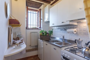 Classic Apartment, 1 Bedroom | Private kitchen | Fridge, oven, stovetop, coffee/tea maker - Il Poderino (Monteriggioni)