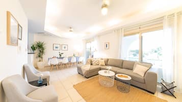 Vila, vista para o mar | Sala de estar | TV de tela plana 55 polegadas com canais via satélite, TV