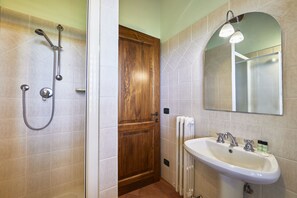 Standard Apartment, 1 Bedroom, Valley View | Bilik Mandi | Pancuran mandi, pengering rambut, bidet, tuala disediakan 
