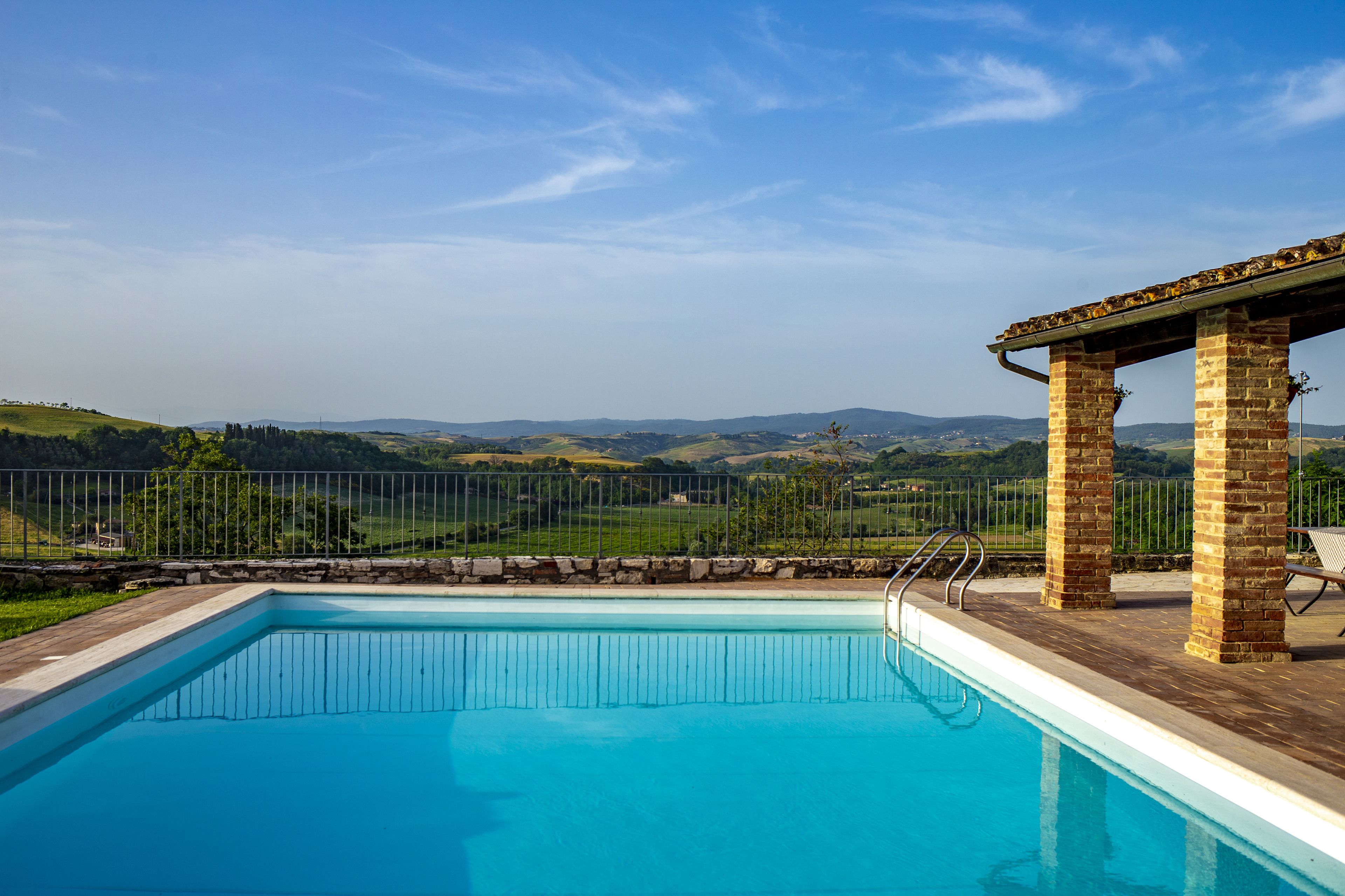 Außenpool (je nach Saison geöffnet), Sonnenschirme, Liegestühle